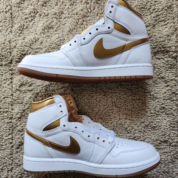 Wmns Air Jordan 1 Retro OG High Metallic Gold Brand New Sz 12 - Picture 3 of 10